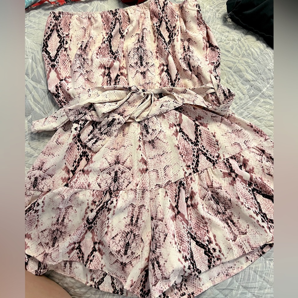 Bandeau romper with tie…does have stretch. Worn once on vacation.  No issues!